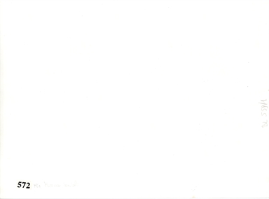 donna e bambola sulla spiaggia