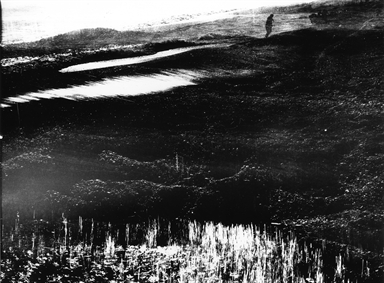 uomo lontano corre sulla sabbia