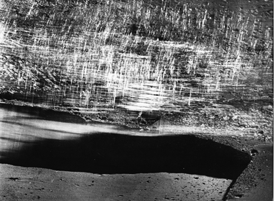 ombra nera tra i riflessi sulla spiaggia