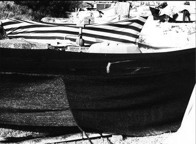 uomo tra barche coperte