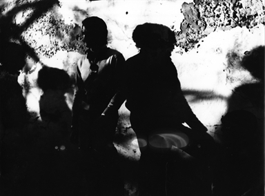 ombre di gente su muro graffiato