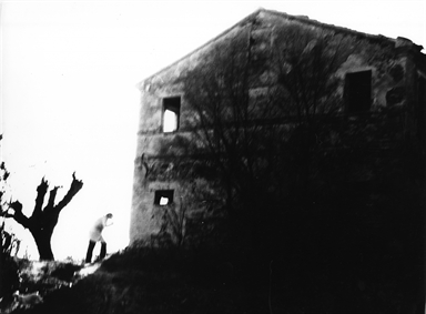 piccolo uomo vicino alla casa abbandonata