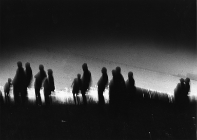 uomini attendono in spiaggia
