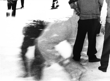 gente in piazza, gambe