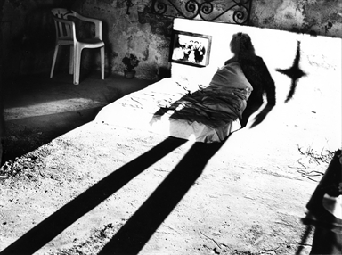 ombra d'uomo sul letto