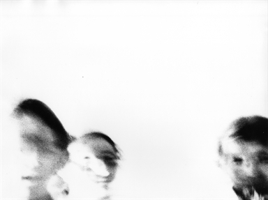 tre volti sfocati su sfondo bianco