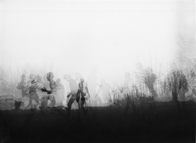 gente corre tra la nebbia