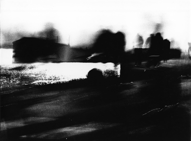 ombre camminano sulla strada di campagna