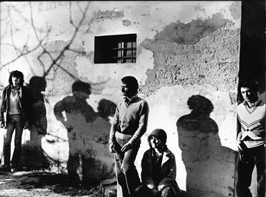 gente appoggiata al vecchio muro