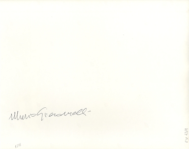 gente appoggiata al vecchio muro