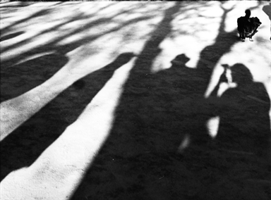 gente appoggiata al vecchio muro