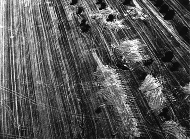 segni del trattore sul campo arato