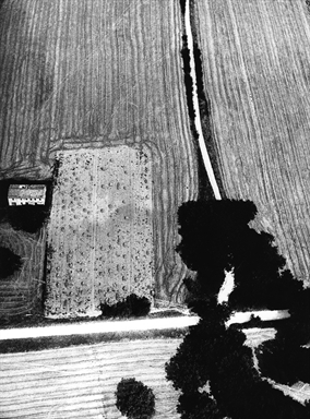 strade tra campi mietuti e covoni