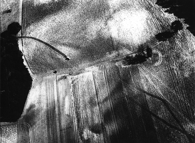 segni di trattore sul campo arato