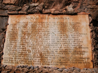 Scoglio della Madonna, Coda di Muccia, Muccia, MC - Fonte orale: Religiosa, Masso