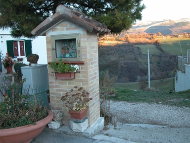 Edicola, Piécollina, Pieve Torina, MC - Fonte orale: Luoghi dell'immaginario, Paura