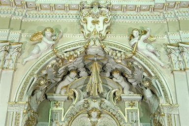 stemma gentilizio della famiglia Persichetti con angeli reggifestone e motivi decorativi