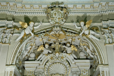 stemma gentilizio della famiglia Rossi con angeli reggifestone e motivi decorativi