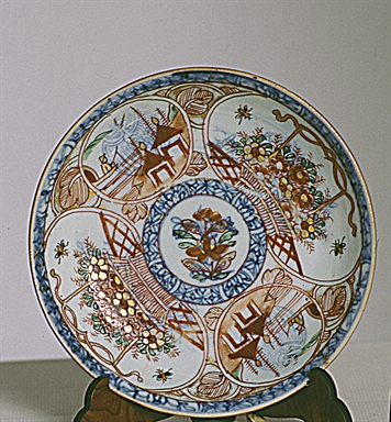 cesti con fiori e case orientali