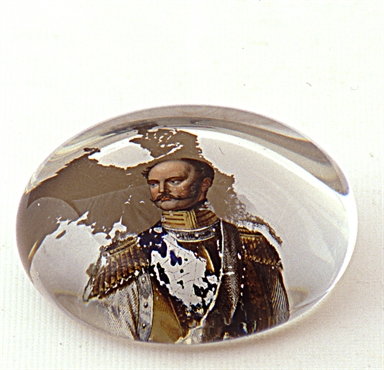 figura maschile in abiti militari