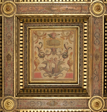 putti che cavalcano animali fantastici e motivi decorativi vegetali