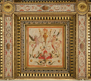 figure fantastiche con motivi decorativi vegetali