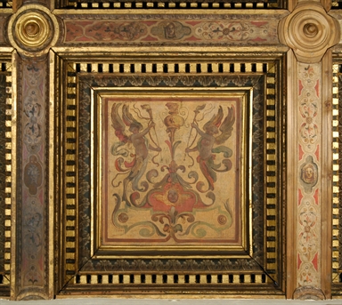 figure fantastiche con motivi decorativi vegetali