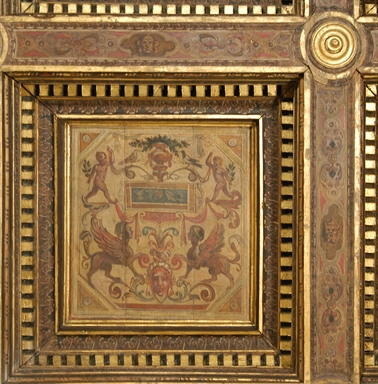 putti con chimere e motivi decorativi vegetali