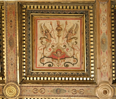 figure fantastiche con motivi decorativi vegetali