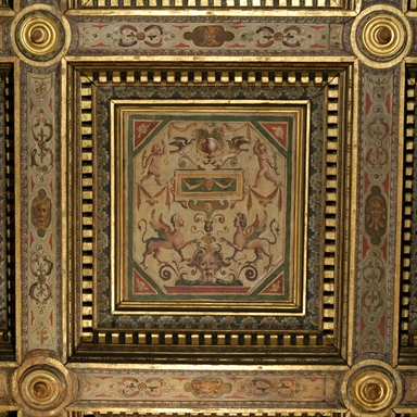 putti con chimere e motivi decorativi vegetali