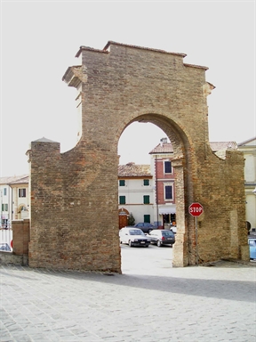 Arco d'ingresso monumentale