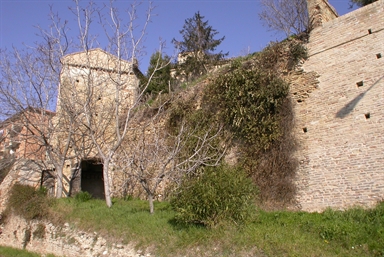 Mura castellane con tracce di torri