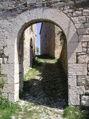Porta delle mura di Petrella Guidi