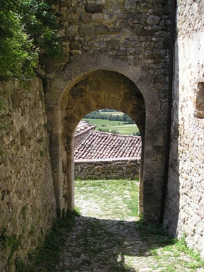 Porta delle mura di Petrella Guidi