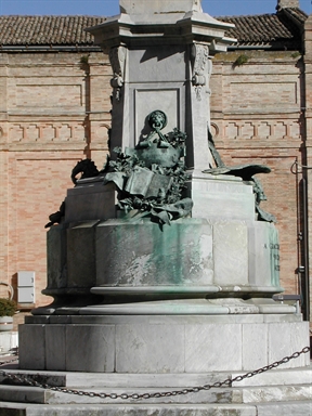 Statua di Giacomo Leopardi