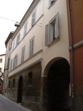Palazzo con volto in Via Leopardi, 20
