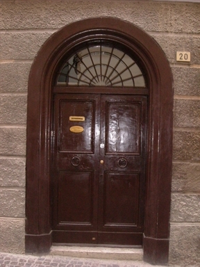 Palazzo con volto in Via Leopardi, 20