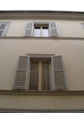 Palazzo con volto in Via Leopardi, 20
