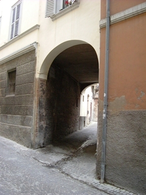 Palazzo con volto in Via Leopardi, 20