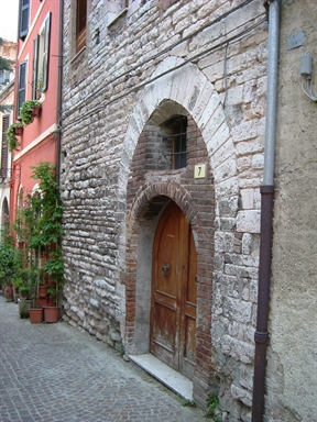 Casa gotica in Vicolo Via Mamiani, 7