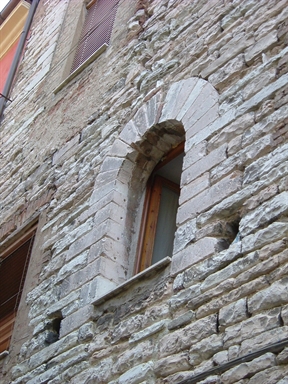 Casa gotica in Vicolo Via Mamiani, 7