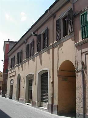Palazzo con volto in Via Cialdini, 104
