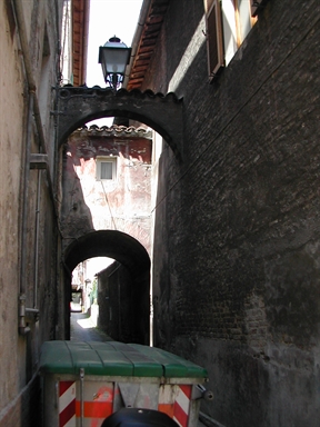 Palazzo con volto in Via Cialdini, 104