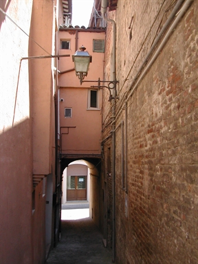 Palazzo con volto in Via Cialdini, 104