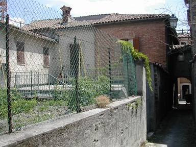 Palazzo con volto in Via Cialdini, 104