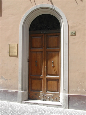 Palazzo con volto in Via Cialdini, 104