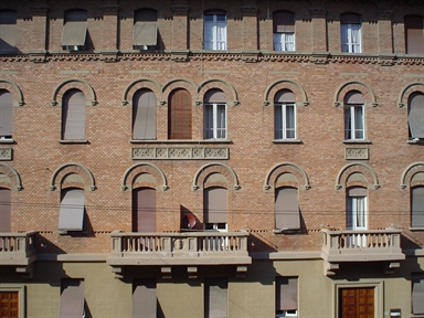Palazzo in stile neoromanico