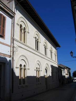 Palazzo in stile neoromanico