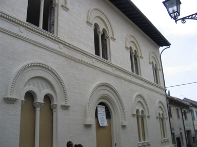 Palazzo in stile neoromanico