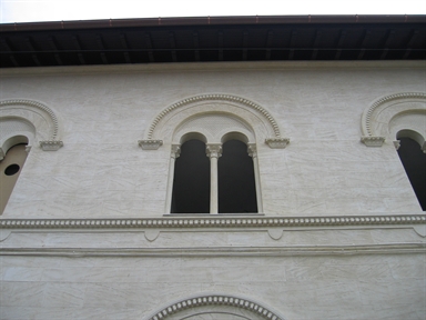Palazzo in stile neoromanico